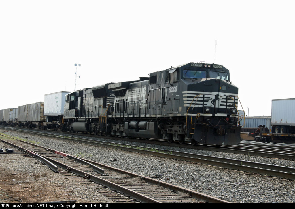 NS 9009 & 2624 lead train 213 southbound